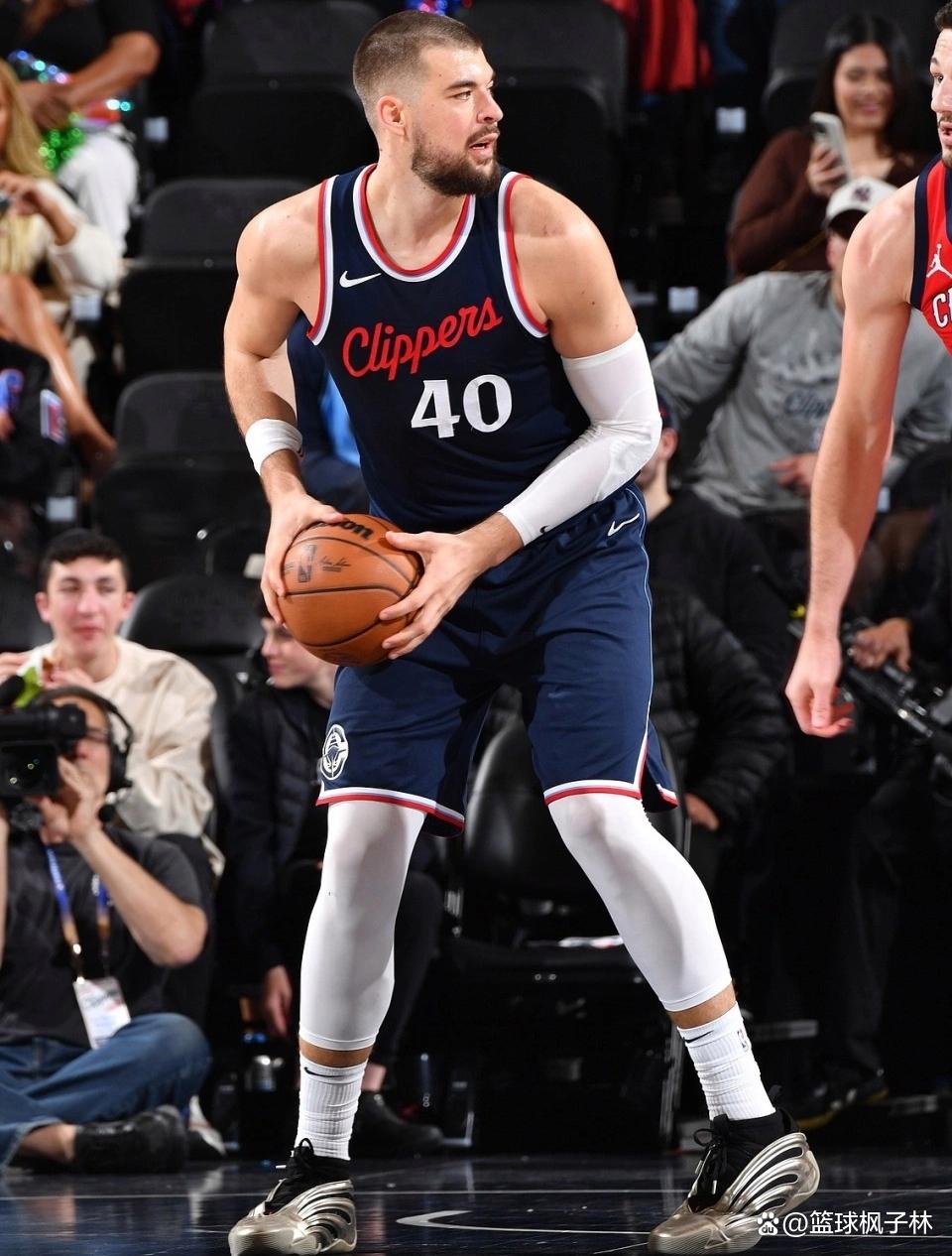 Ming在独行侠比赛中大胜洛杉矶快船迎NBA季后赛关键赛，网友：里昂赛后门线救险的简单介绍